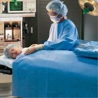 Halyard Health #88161, PACK W/TABLE COVER SURGICAL GOWN 7/CS Image